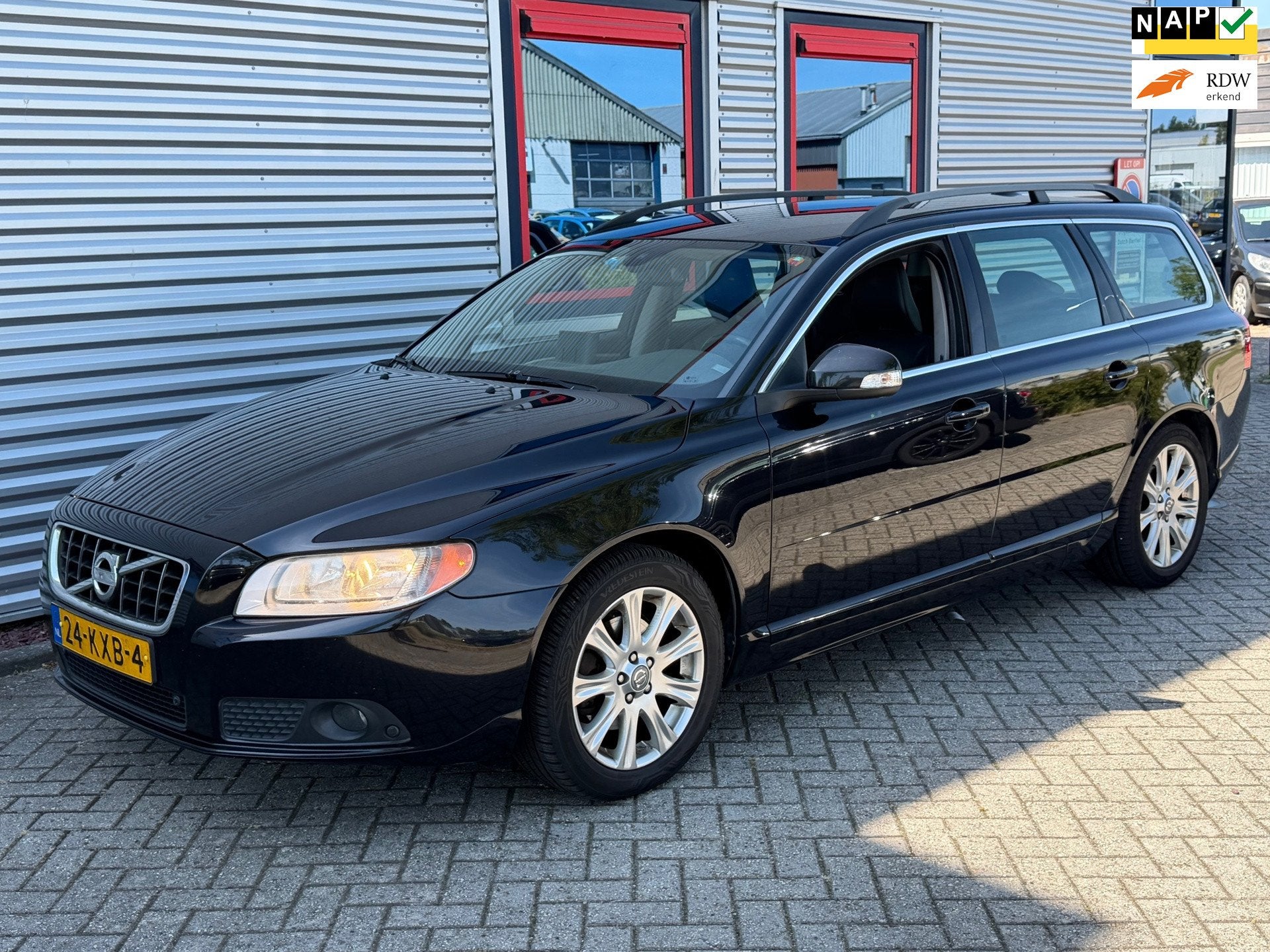 Volvo V70 2.4D Momentum D5 Automaat, 15 km/l, Zwart, Diesel, Onderhoudsboekje