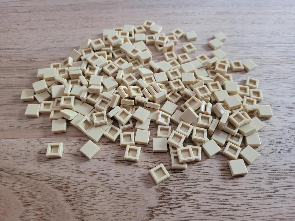 Partij J721=200x Nieuwe Lego tegels tan 1x1
