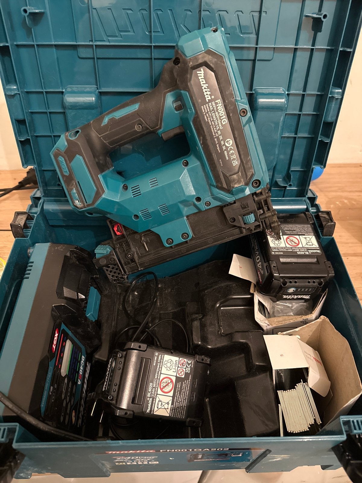 Makita FN001G Accu tacker met toebehoren, Ophalen of Verzenden, Gebruikt, Tacker/nietmachine, Makita