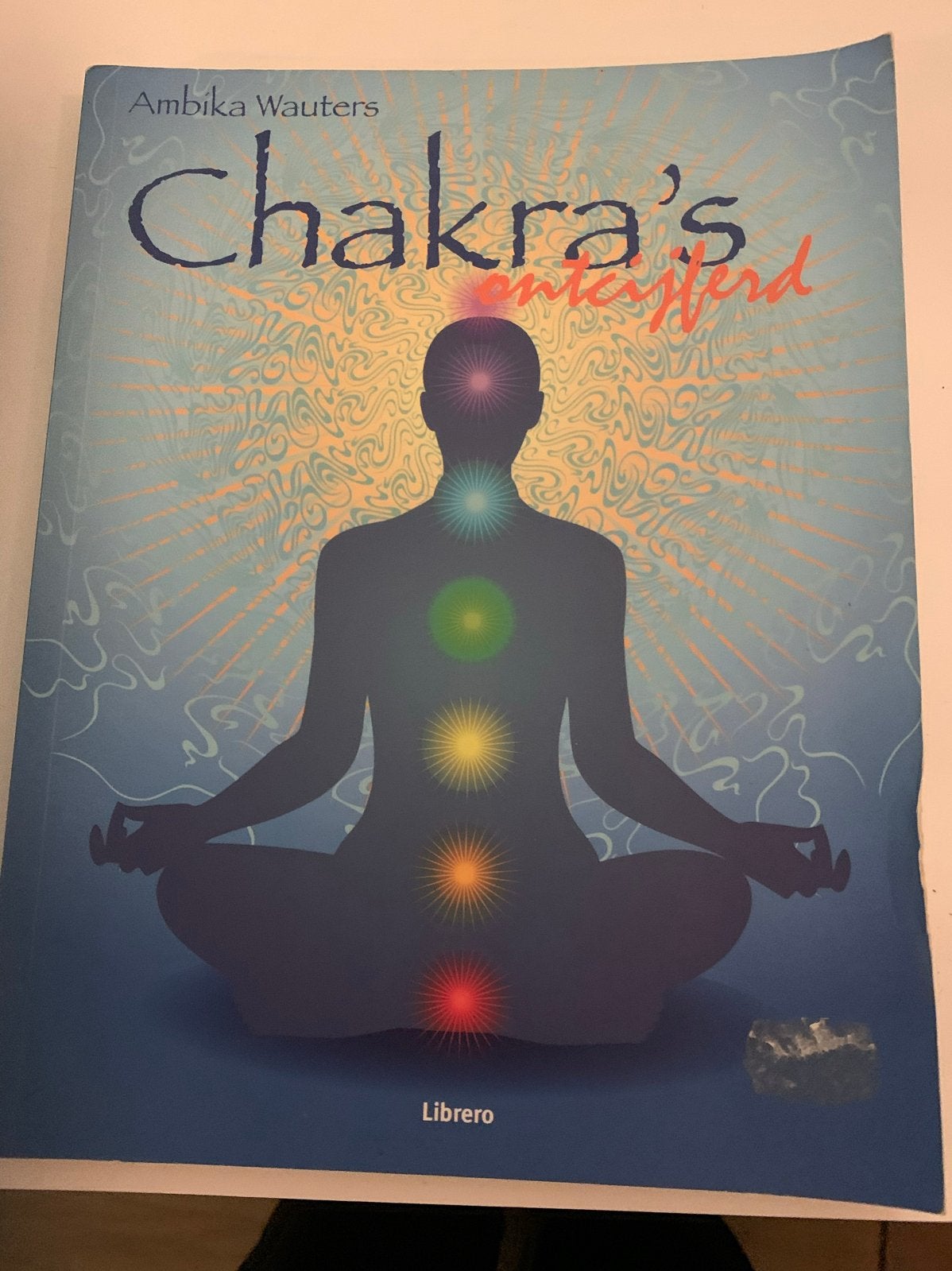 Chakra's ontrafeld - Ambika Wauters, Ophalen of Verzenden, Zo goed als nieuw, Meditatie of Yoga, Instructieboek