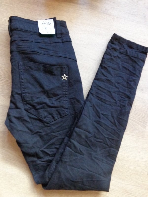JEWELLY nieuwe baggy zwarte broek maat XS, Kleding | Dames, Verzenden, Nieuw, Zwart, W27 (confectie 34) of kleiner