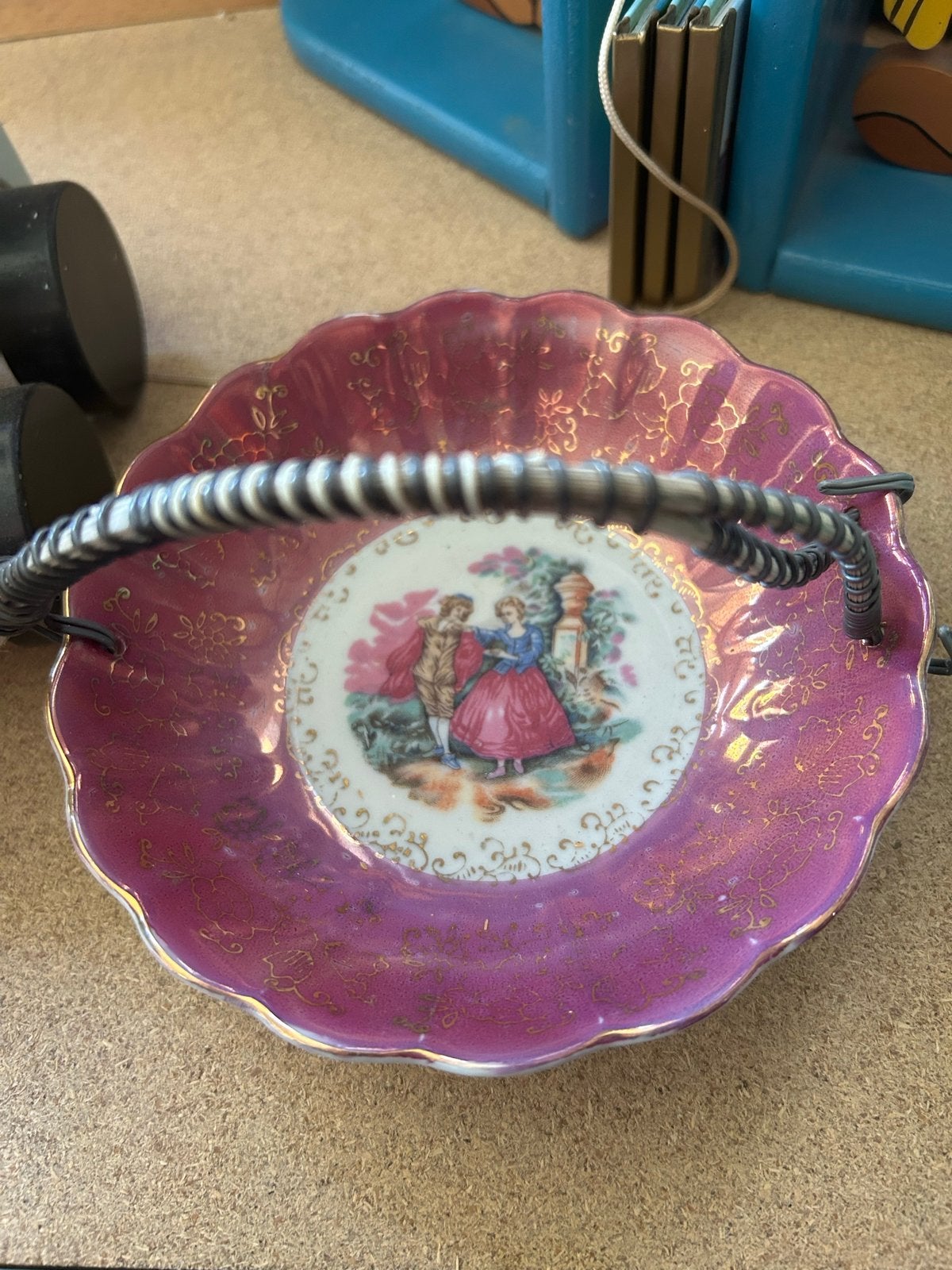 Antieke porseleinen schaal met handvat, romantisch decor, Ophalen