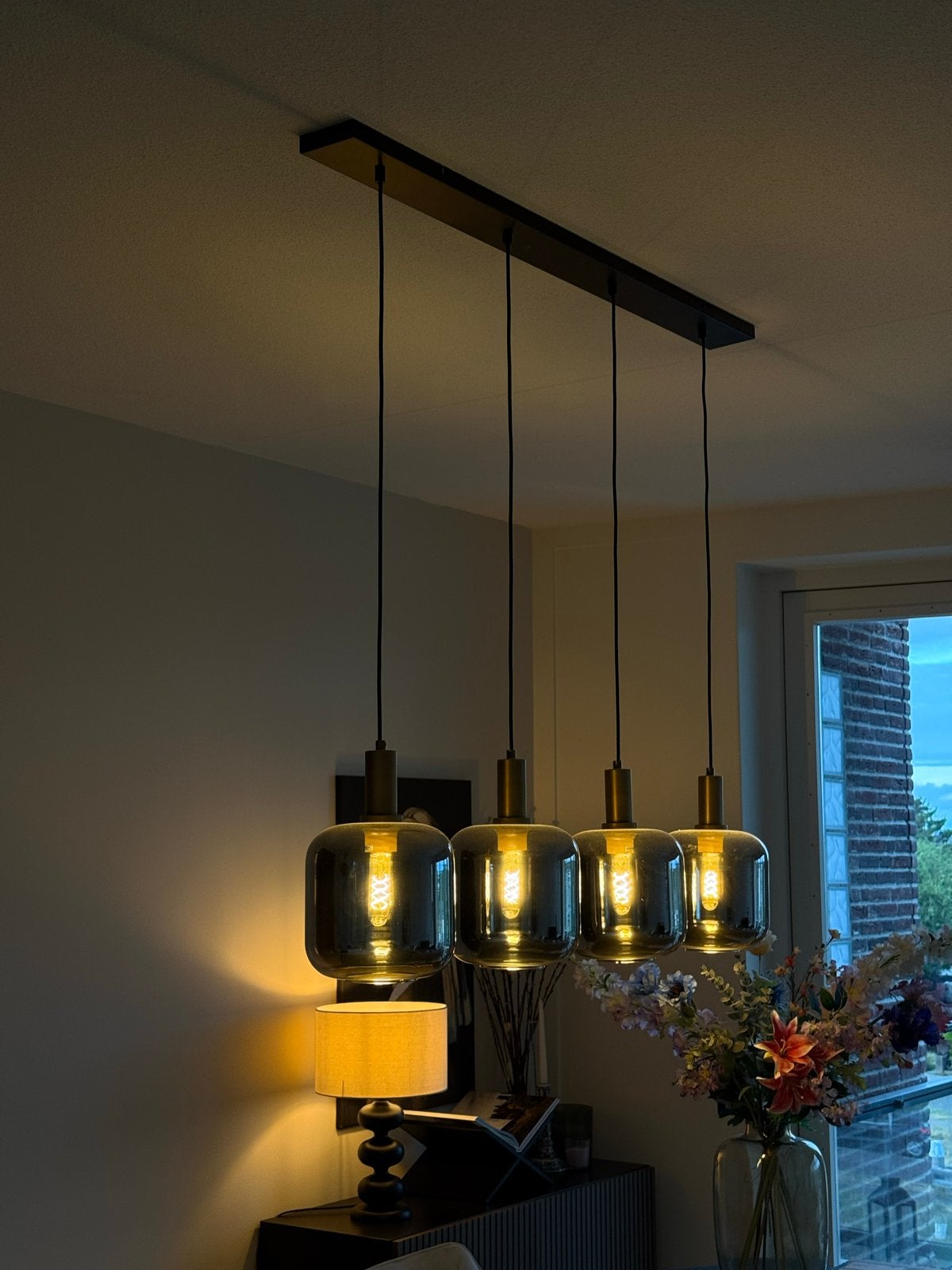 Moderne hanglamp met 4 glazen kappen, Ophalen, Zo goed als nieuw, Glas, E27 (groot)