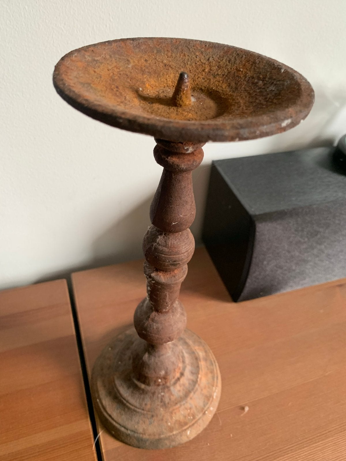 Rustieke gietijzeren kandelaar, Antiek en Kunst, Ophalen of Verzenden, Overige materialen