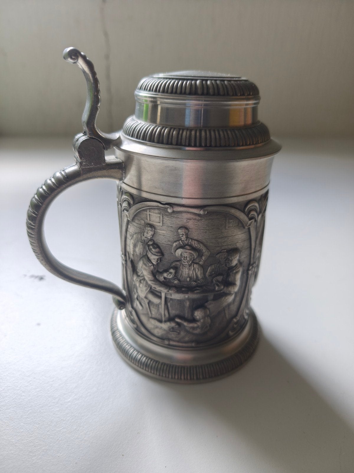 Oostenrijkse bierpul met reliëf en deksel, Antiek en Kunst, Ophalen of Verzenden