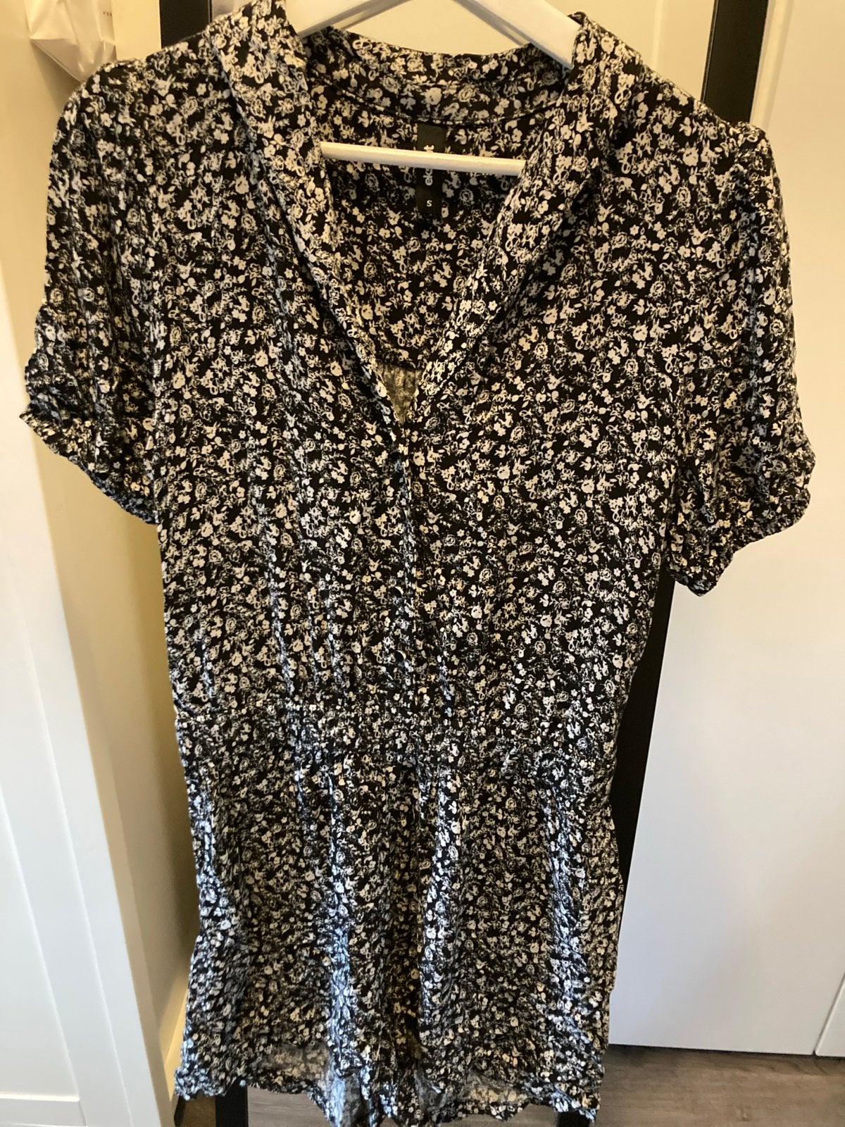 Zwarte playsuit met bloemenprint - Maat S, Ophalen of Verzenden, Zo goed als nieuw, Maat 36 (S), Zwart