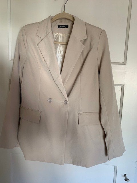 Dames colbertje, Kleding | Dames, Jasjes, Kostuums en Pakken, Nieuw, Jasje, Maat 42/44 (L), Beige, Ophalen