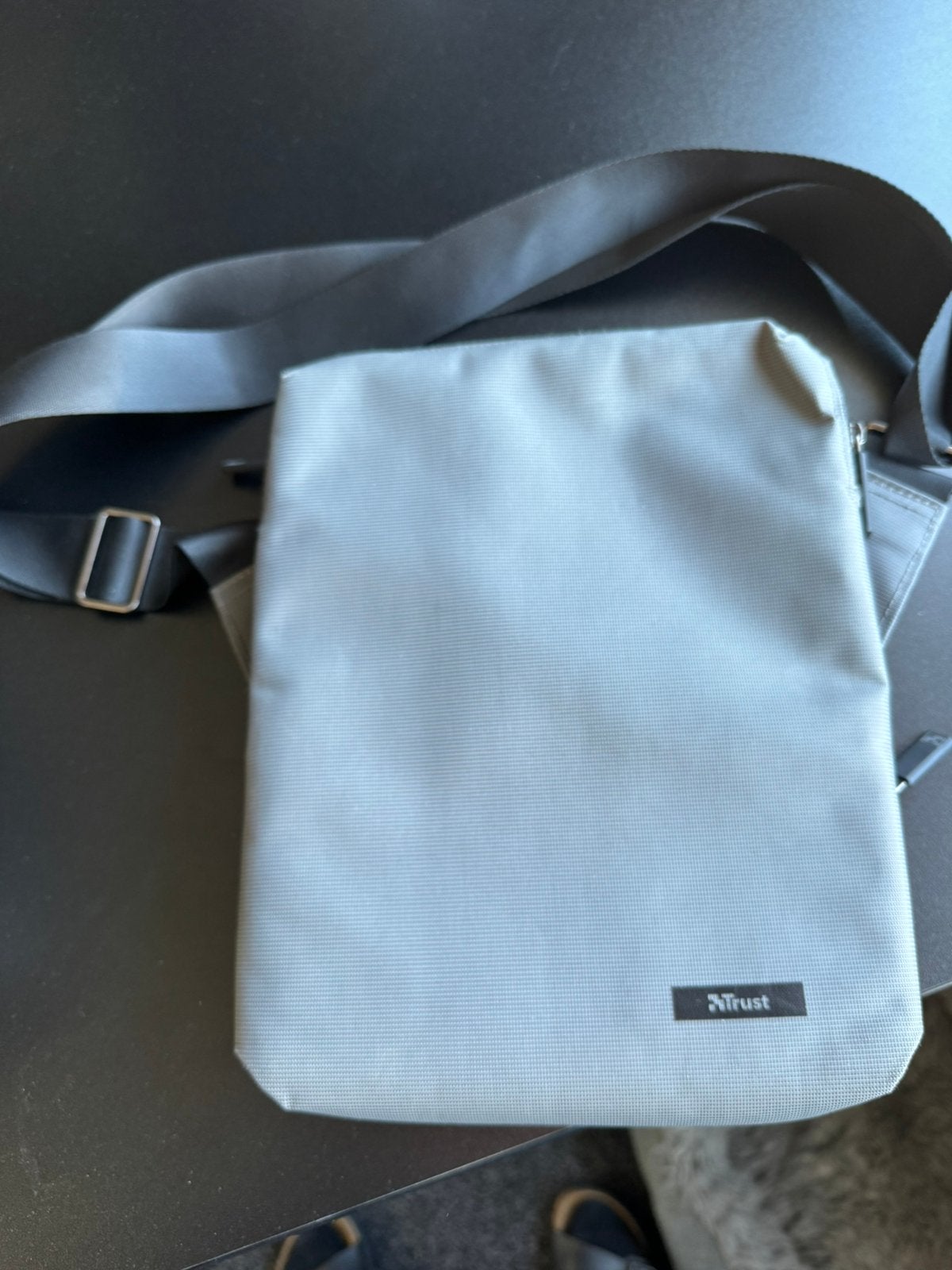 Trust tas voor Ipad kleur antraciet grijs, Computers en Software, Ophalen of Verzenden, Zo goed als nieuw