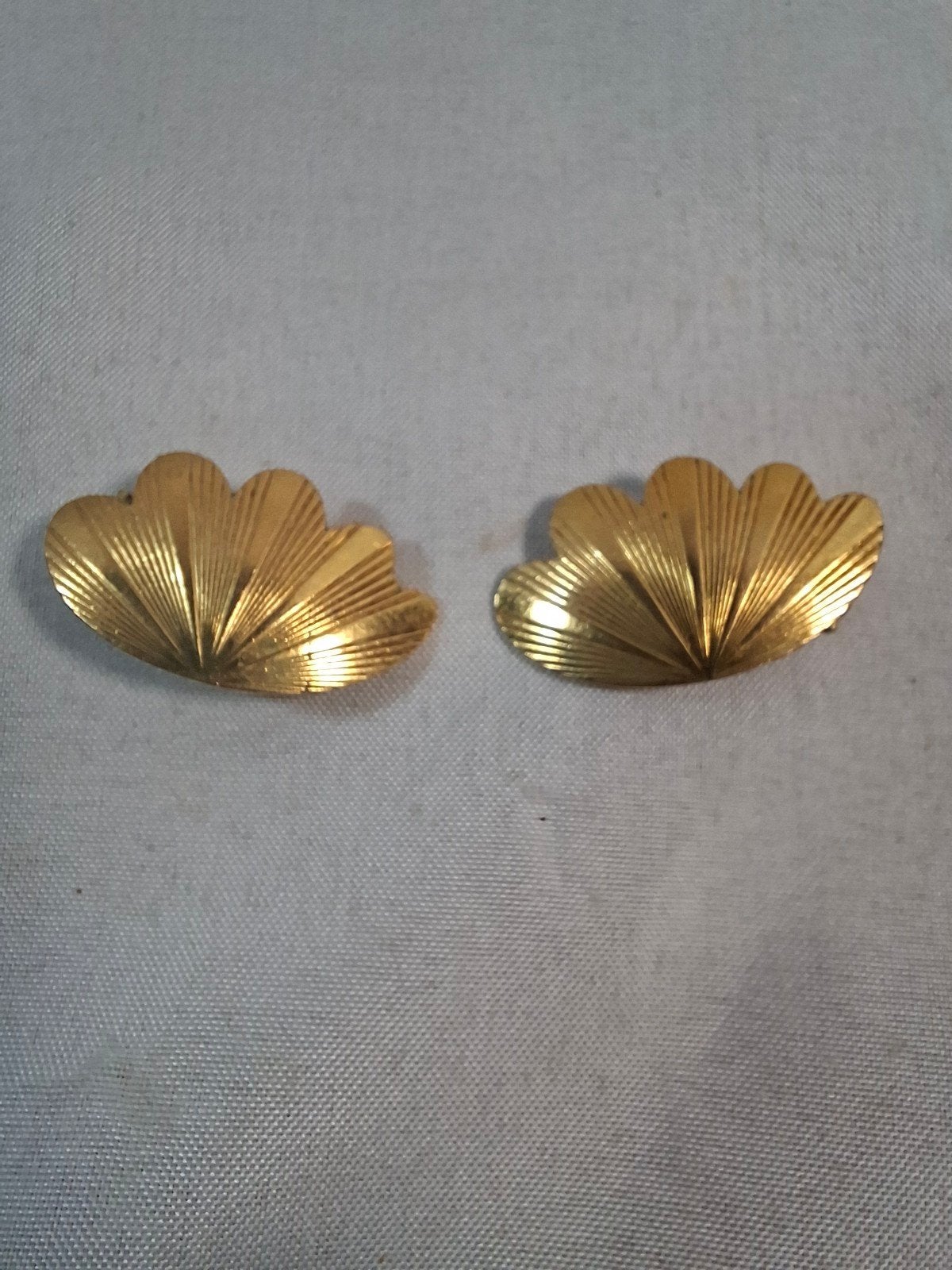 Double oorclips in schelpvorm, Sieraden, Tassen en Uiterlijk, Antieke sieraden, Verzenden, Overige materialen