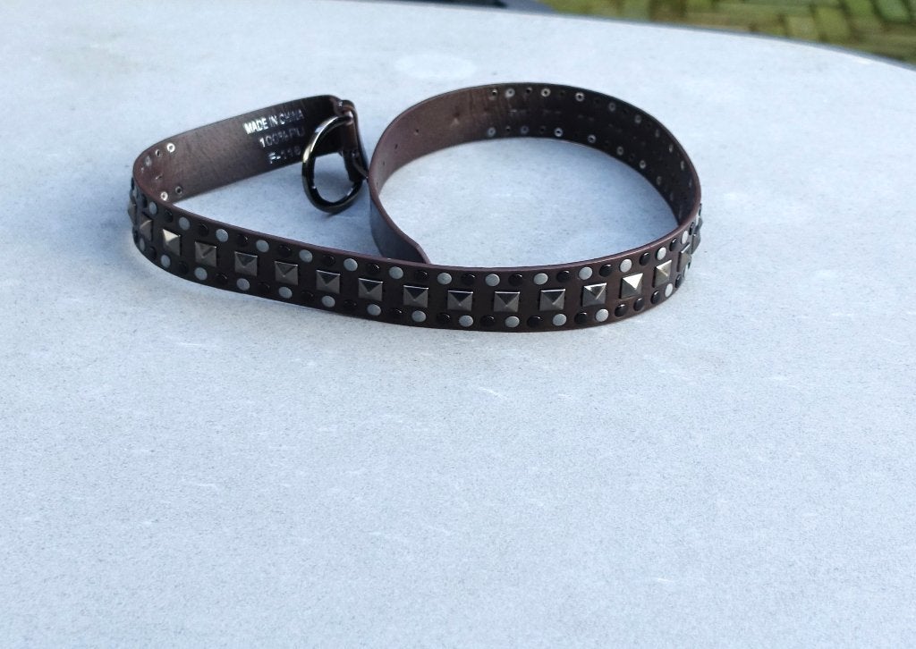 Bruine riem met studs en ronde gesp105 x 3,7 cm - nieuw, Nieuw, Tailleriem, Ophalen of Verzenden, 3 tot 5 cm