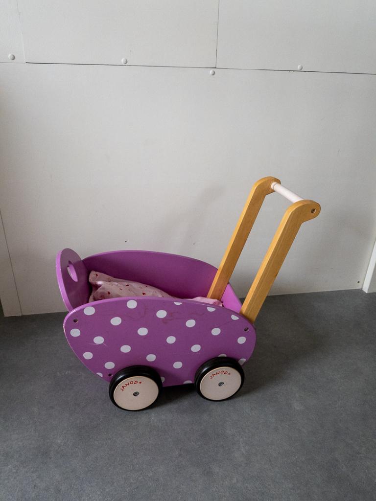 Janod poppenwagen, Kinderen en Baby's, Speelgoed | Houten speelgoed, Ophalen, Gebruikt, Duw- of Trekspeelgoed