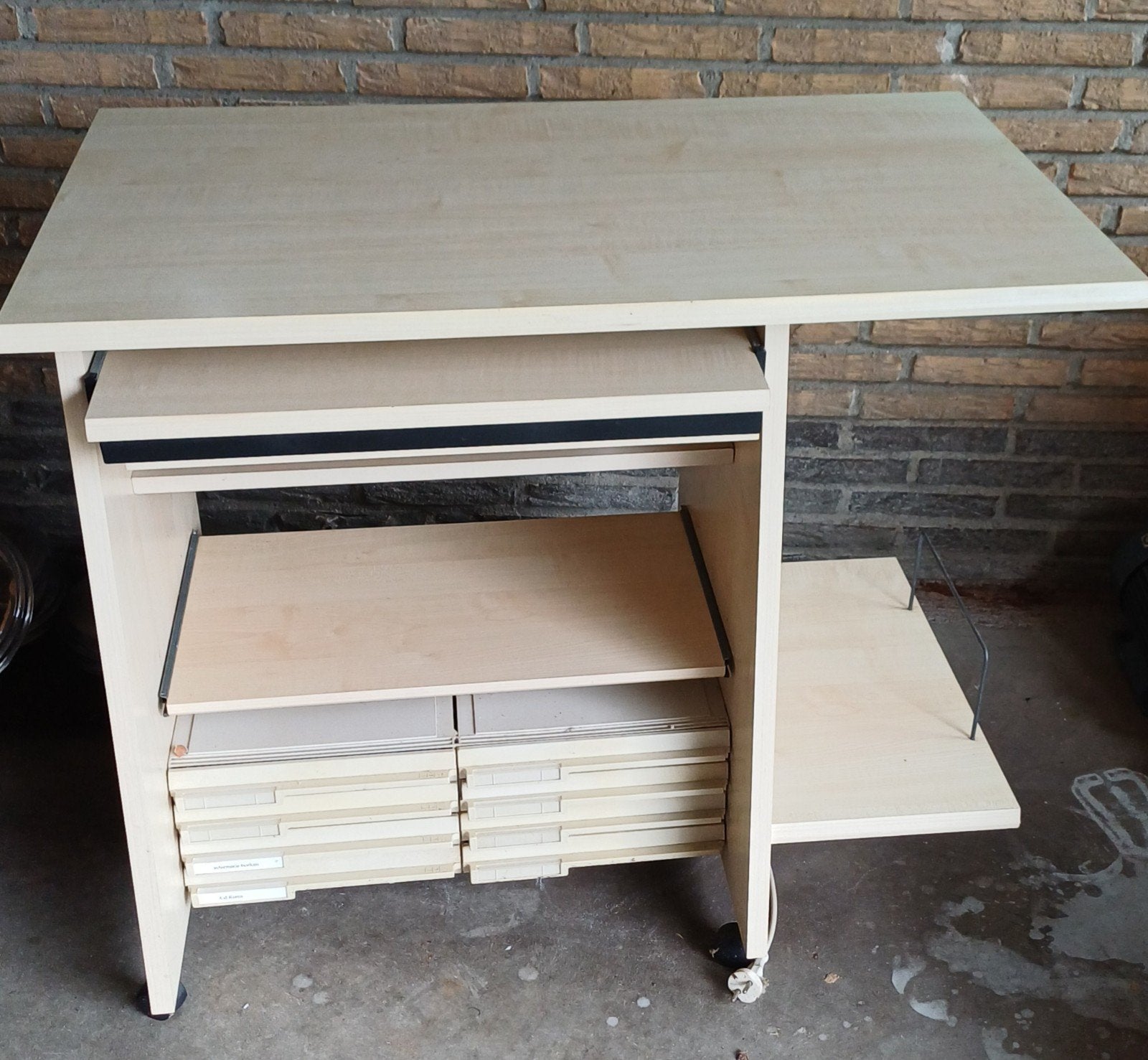 Mooi degelijk verrijdbare bureau tafel. met stopkontakt., Ophalen, Gebruikt, 70 tot 120 cm