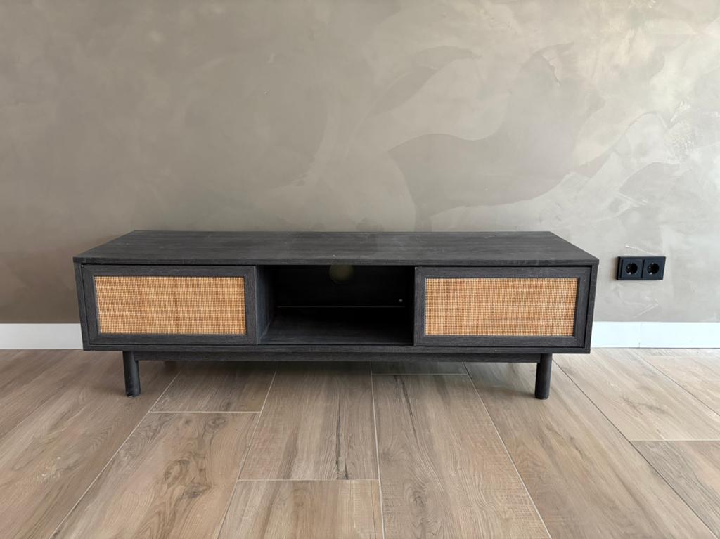 Modern TV-meubel met rotan details - Zo goed als nieuw, Huis en Inrichting, Ophalen, 100 tot 150 cm, Zo goed als nieuw, Minder dan 100 cm