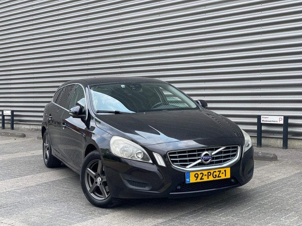 Volvo V60 1.6 T4 180PK Momentum (bj 2011) AUTOMAAT|NAVI|NIEU, Auto's, Volvo, Stof, Gebruikt, 4 cilinders, Zwart