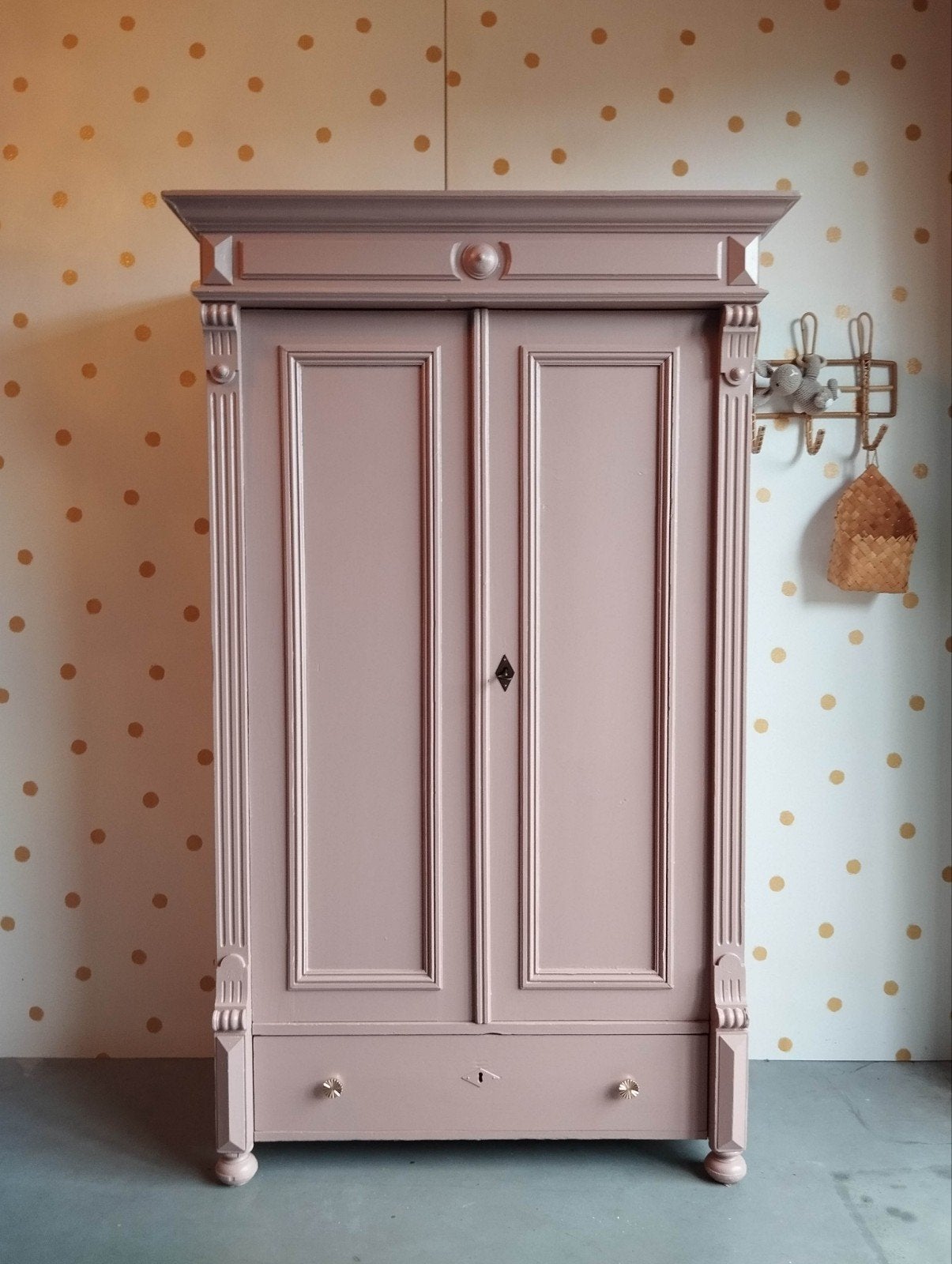 Vintage kast / meidenkast / kledingkast / bezorgen mogelijk, Kinderen en Baby's, Kinderkamer | Commodes en Kasten, Zo goed als nieuw