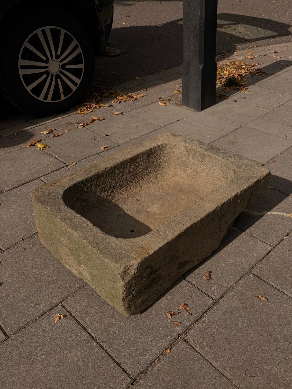 Antieke handgehouwen zandstenen trog / voerbak, Antiek en Kunst, Ophalen