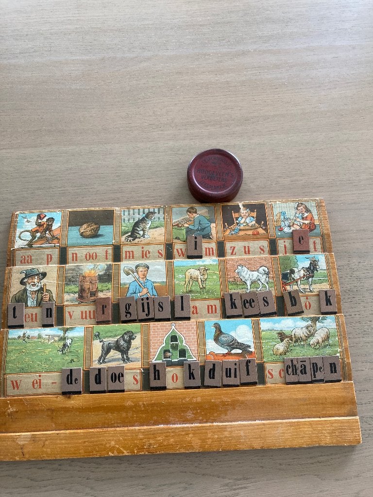 oud leesplankje met letterdoosje en enkele letters, Verzenden