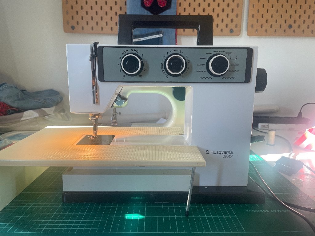 Husqvarna 6010 Naaimachine - Spoeltje ontbreekt, Hobby en Vrije tijd, Ophalen, Gebruikt, Naaimachine, Husqvarna