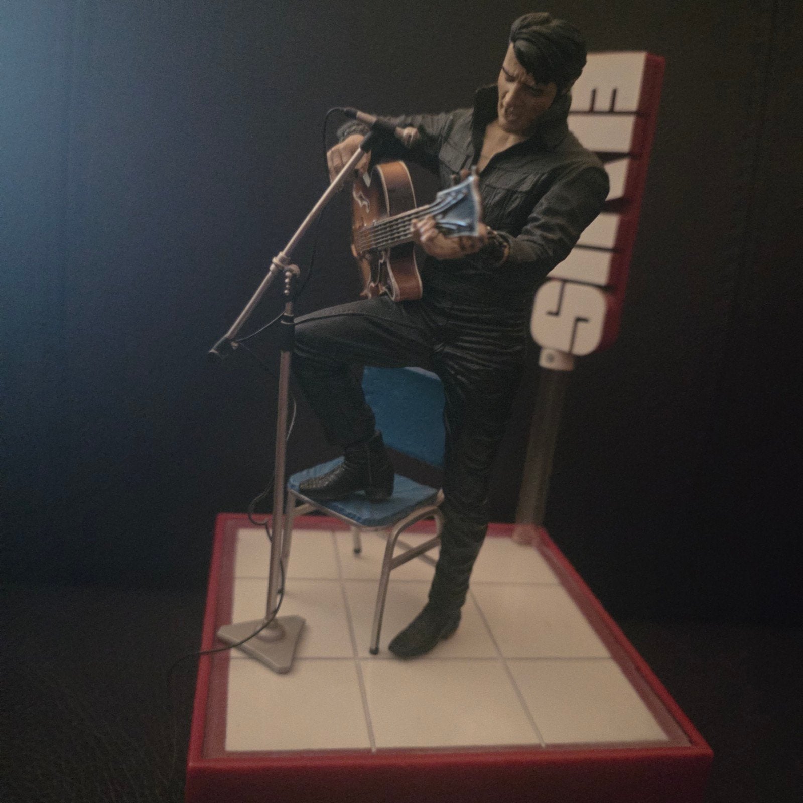 Elvis Presley mcfarlane Beeldje 20 cm, Verzamelen, Verzenden, Zo goed als nieuw, Pop, Beeldje of Miniatuur