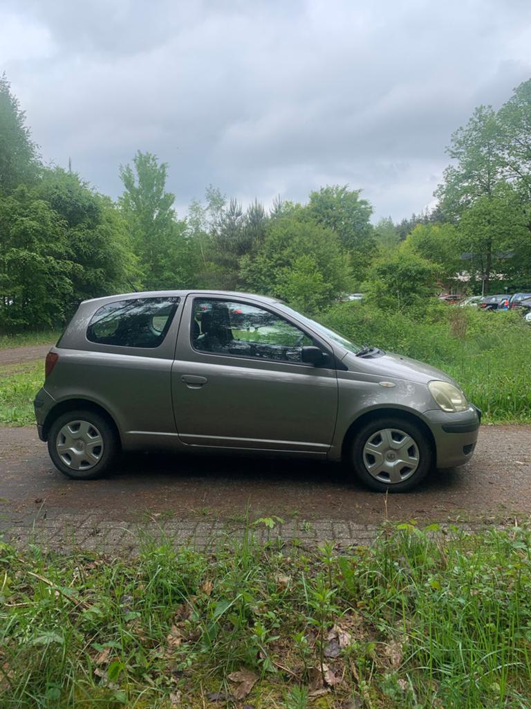 Toyota Yaris 1.3 16V Vvti 3DR Linea Terra 2004 Grijs, Auto's, Toyota, Voorwielaandrijving, 31 €/maand, 4 cilinders, 400 kg