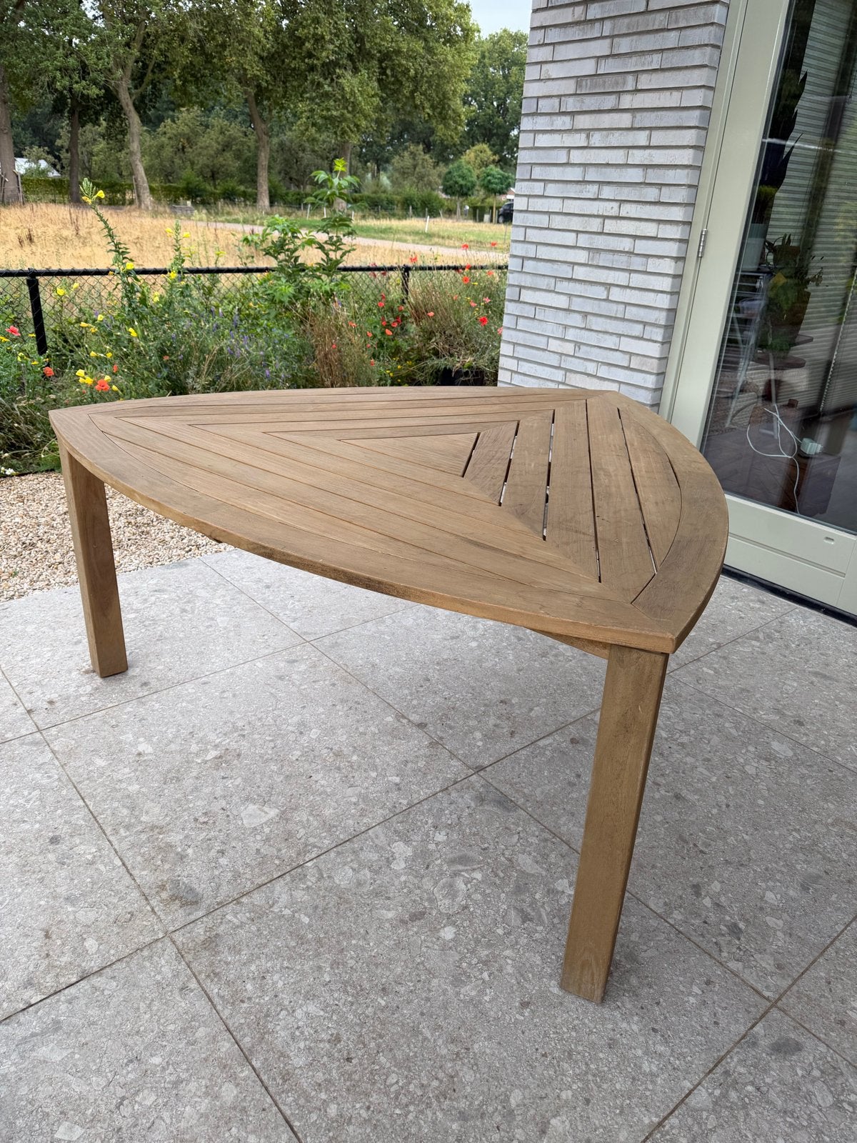 Unieke nog nieuwe Teakhouten Terrastafel - Driehoekig Design, Ophalen of Verzenden, Nieuw, Teakhout