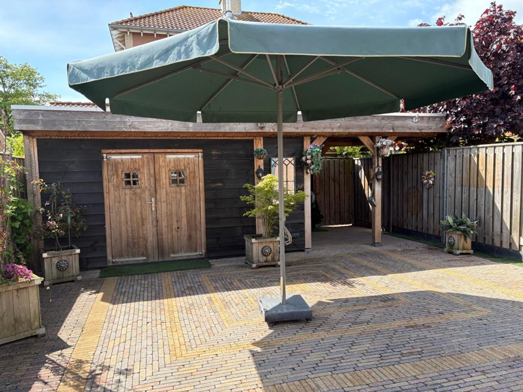 Parasol met granieten verrijdbare voet en opberghoes, Tuin en Terras, Parasols, Ophalen of Verzenden, Zweefparasol