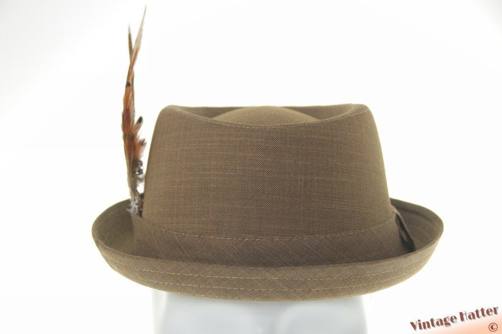 Porkpie hoed beige bruin katoen met veren 57, 58 en 59 nieuw, Ophalen of Verzenden, Nieuw, 58 of 59 cm (L, 7¼ of ⅜ inch), Hoed