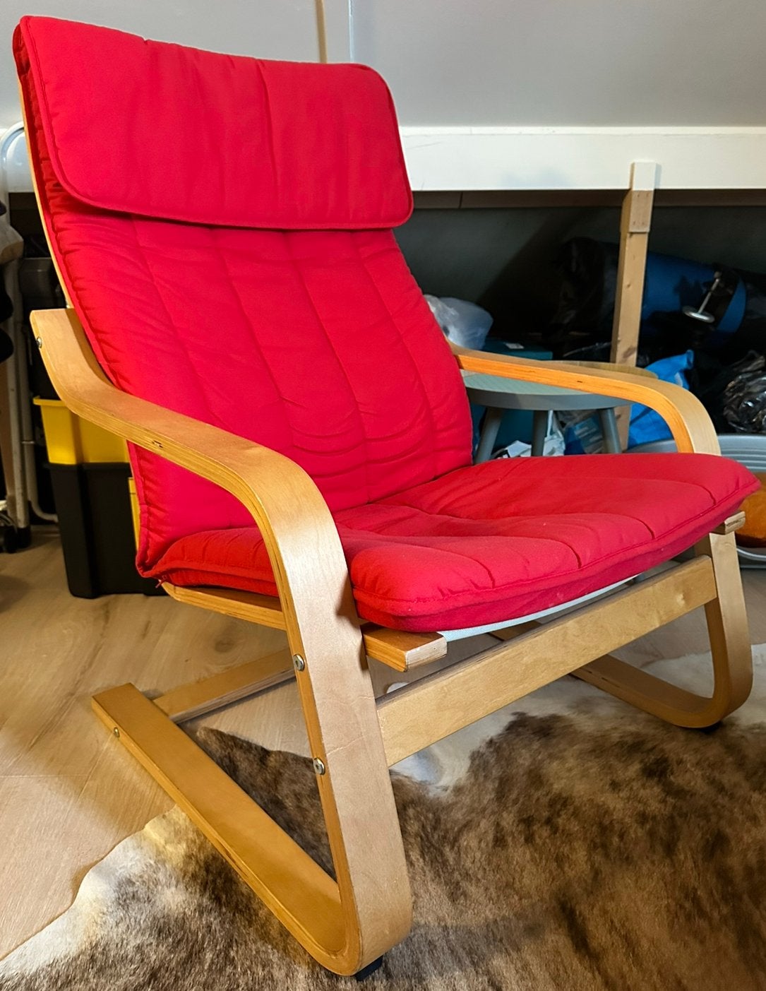 IKEA POANG armchair met rode cushion, Huis en Inrichting, Fauteuils, Ophalen, Zo goed als nieuw, Stof, 50 tot 75 cm