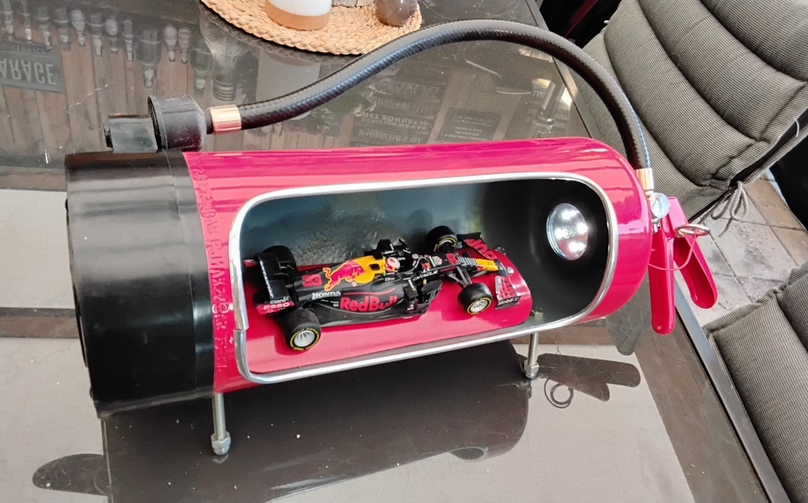 Een brandblusser met max verstappen, Ophalen