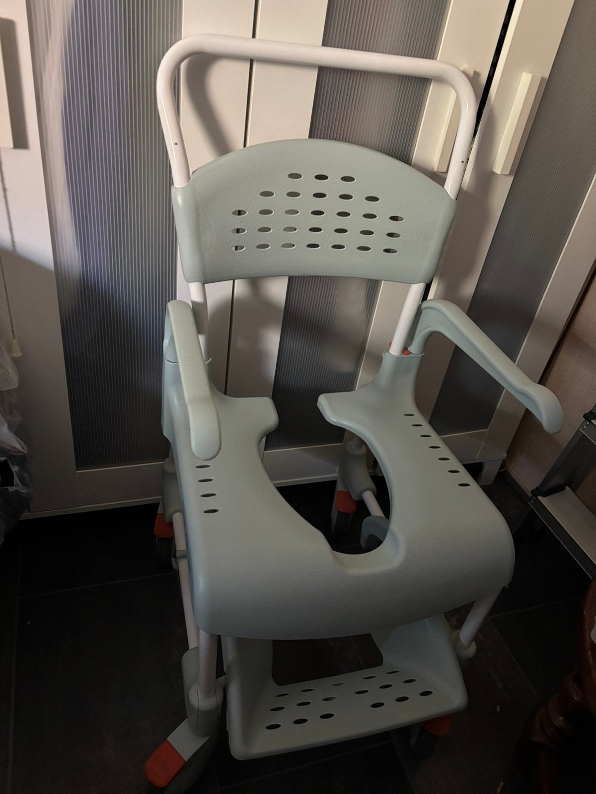 Etac Clean groen verrijdbare toiletstoel compleet, Diversen, Verpleegmiddelen, Ophalen, Gebruikt