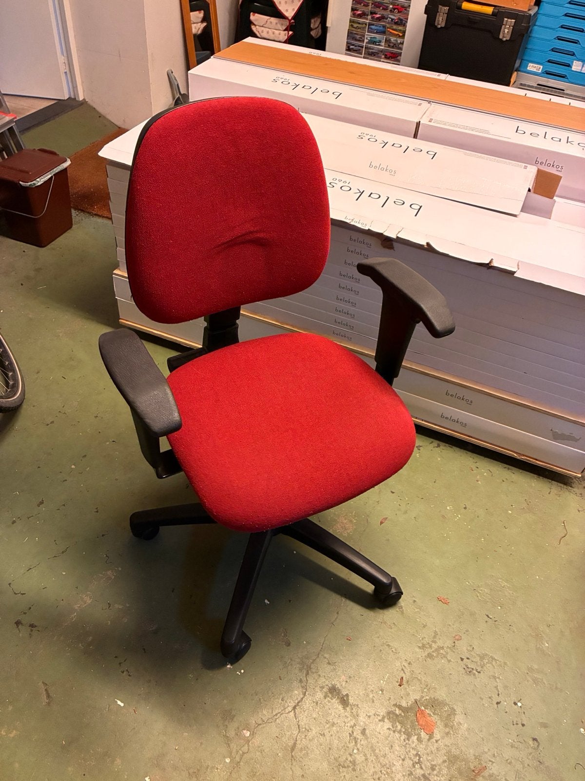 Comfortabele rode bureaustoel met armleuningen, Ophalen, Gebruikt, Rood, Bureaustoel