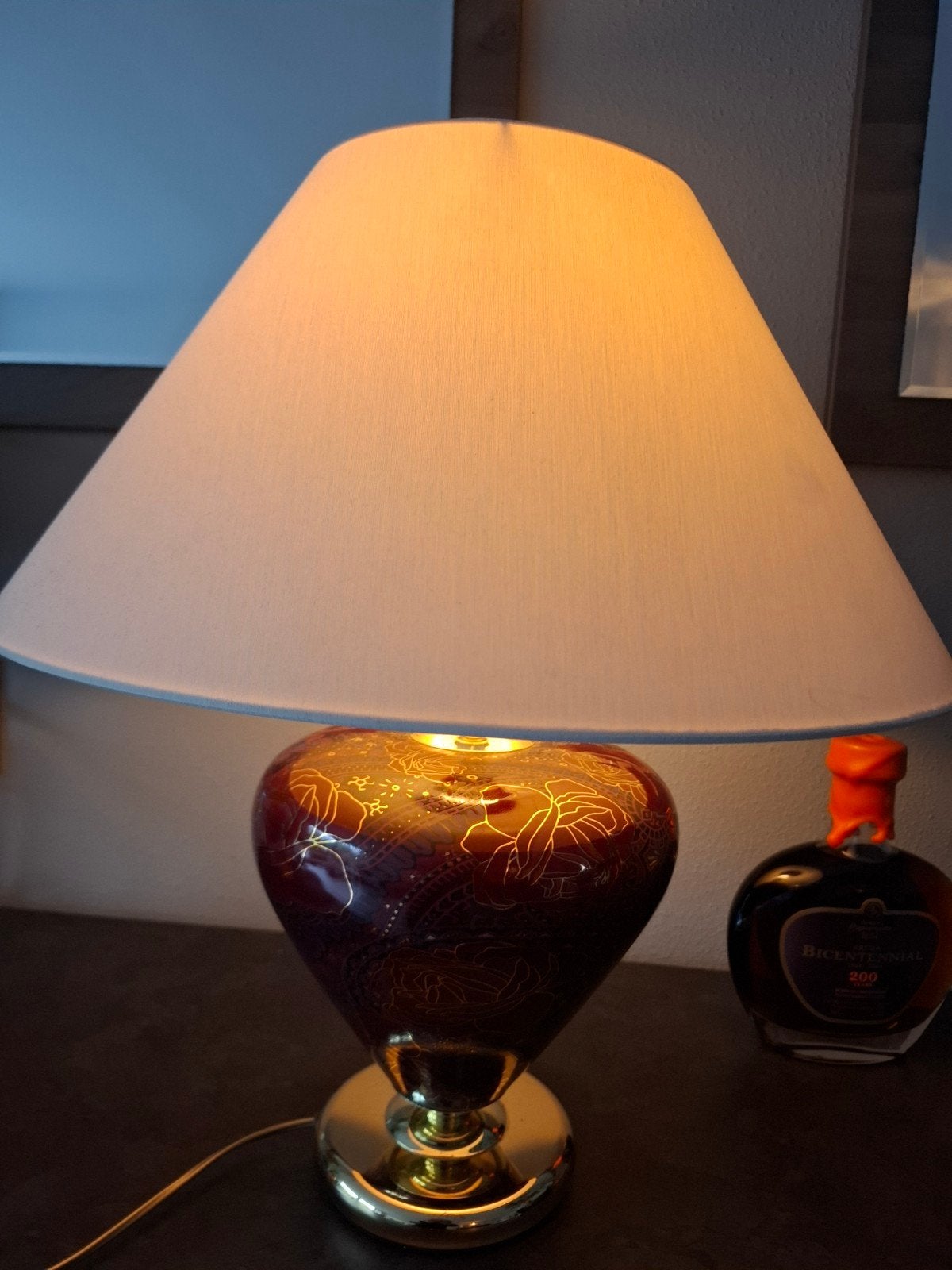 Decoratieve tafellamp met rood-paars patroon, gouden accent, Metaal, Overige merken, Meerkleurig, Zo goed als nieuw