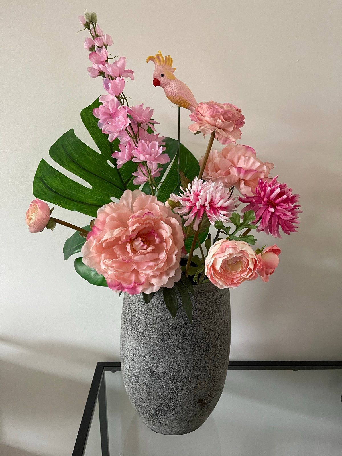 Boeket kunstbloemen roze in betonnen vaas, Huis en Inrichting, Woonaccessoires | Vazen, Inclusief decoratie, Ophalen of Verzenden