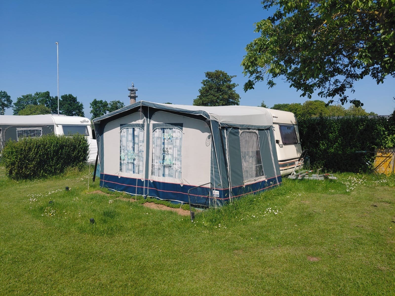 Leuke Burstner Club caravan met voortent en fietsendrager!, Bedrijf, Koelkast