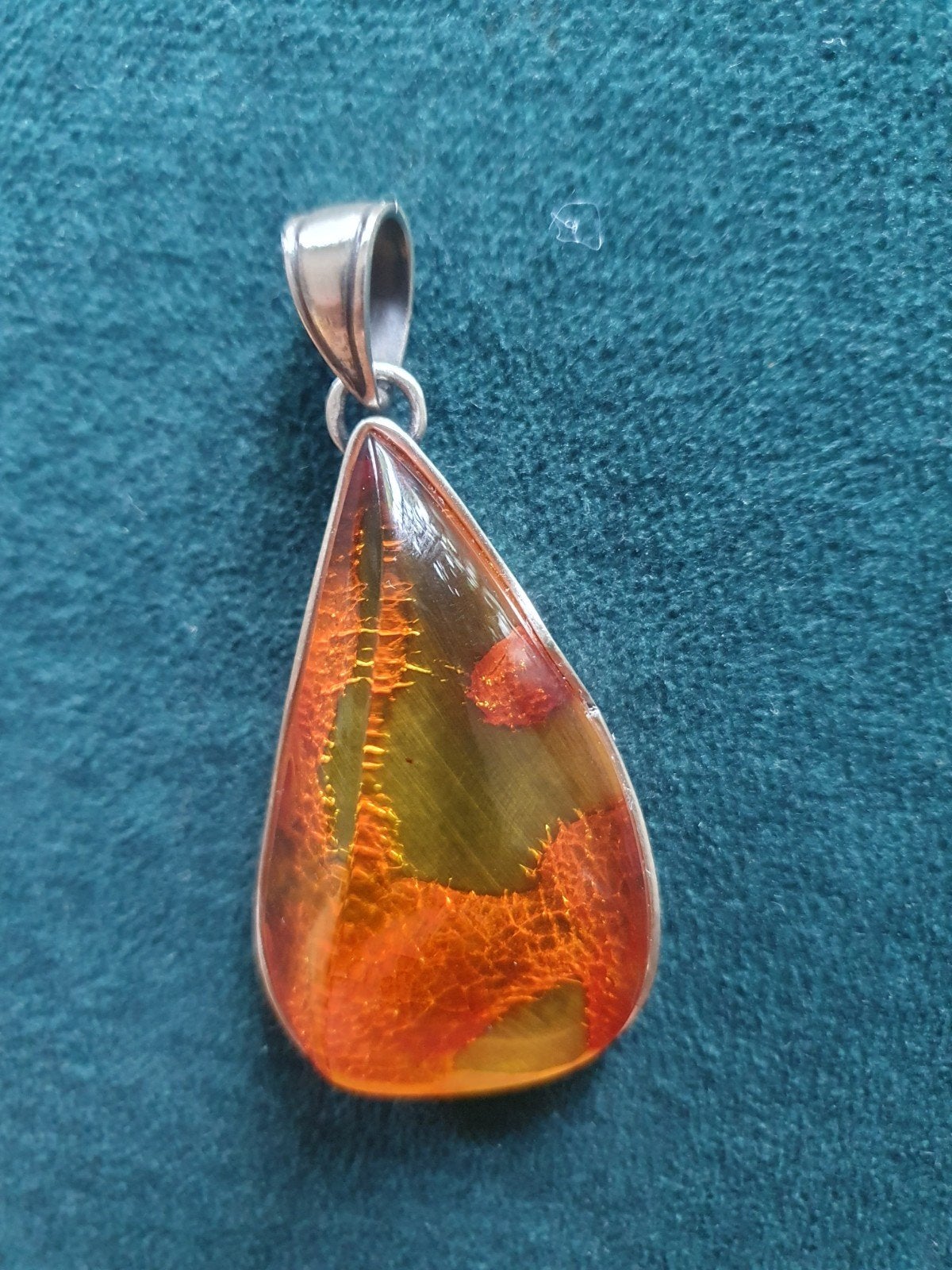 Zilveren hanger met amber in druppelvorm, Gebruikt, Overige voorstellingen, Oranje, Ophalen of Verzenden