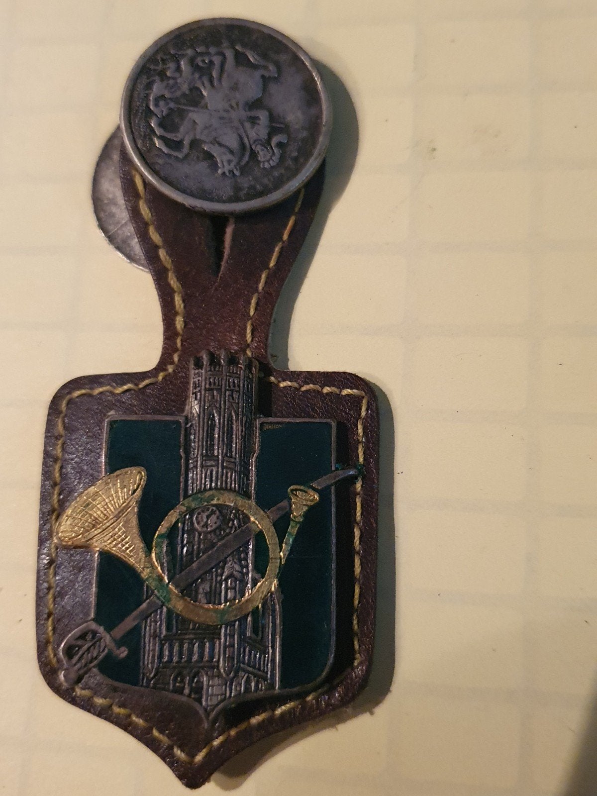 Vintage speldje met Sint Joris en de draak, Ophalen of Verzenden, Gebruikt, Overige onderwerpen, Speldje of Pin