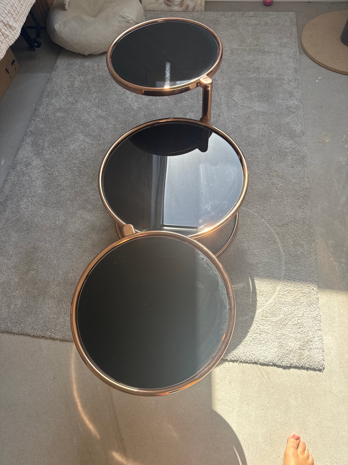 Moderne bijzettafel met 3 draaibare bladen, Huis en Inrichting, Tafels | Salontafels, 50 – 75, Rond, 50 tot 100 cm, Ophalen of Verzenden