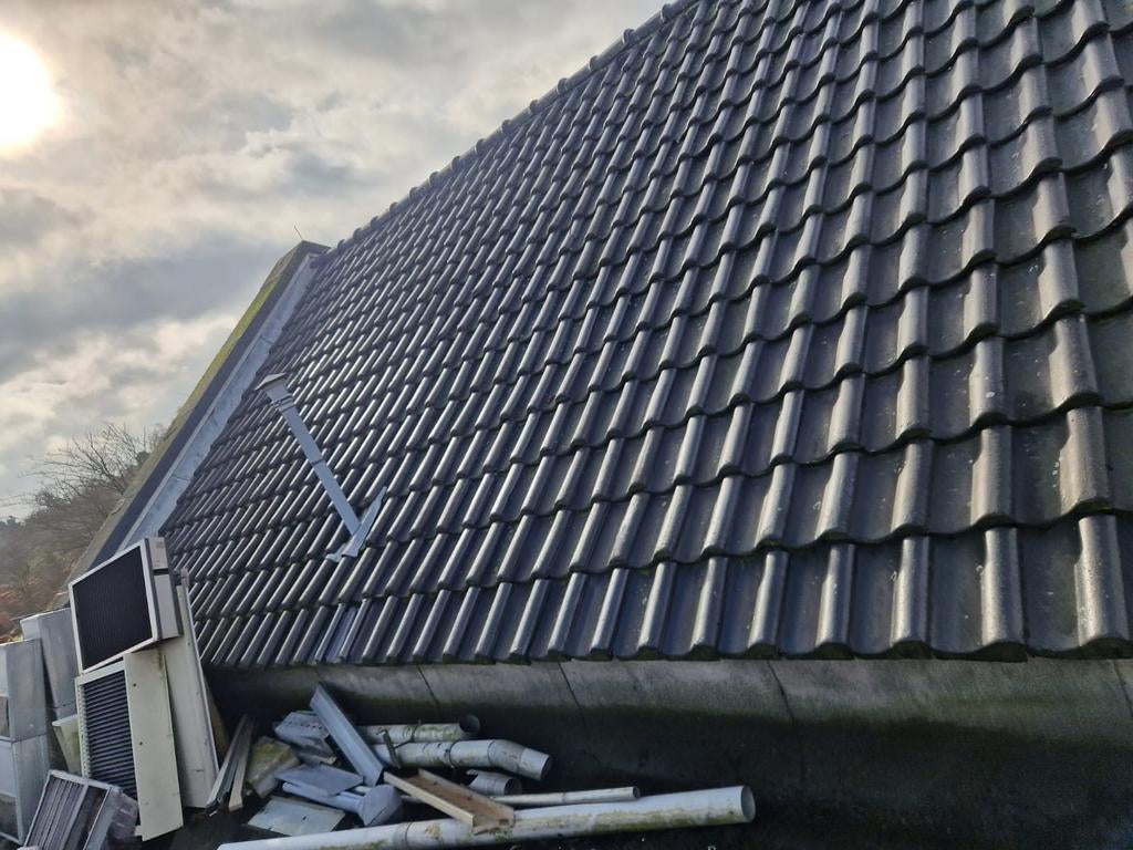 Circa 17.000 stuks zwart verglaasd/gespoten ovh/vh dakpannen, Ophalen of Verzenden, Zo goed als nieuw, Zwart, Dakpannen