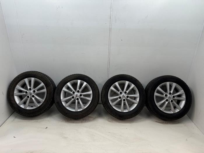 Velgen set + winterbanden van een Nissan Qashqai, Auto-onderdelen, Banden en Velgen, Gebruikt, -, -, Ophalen of Verzenden