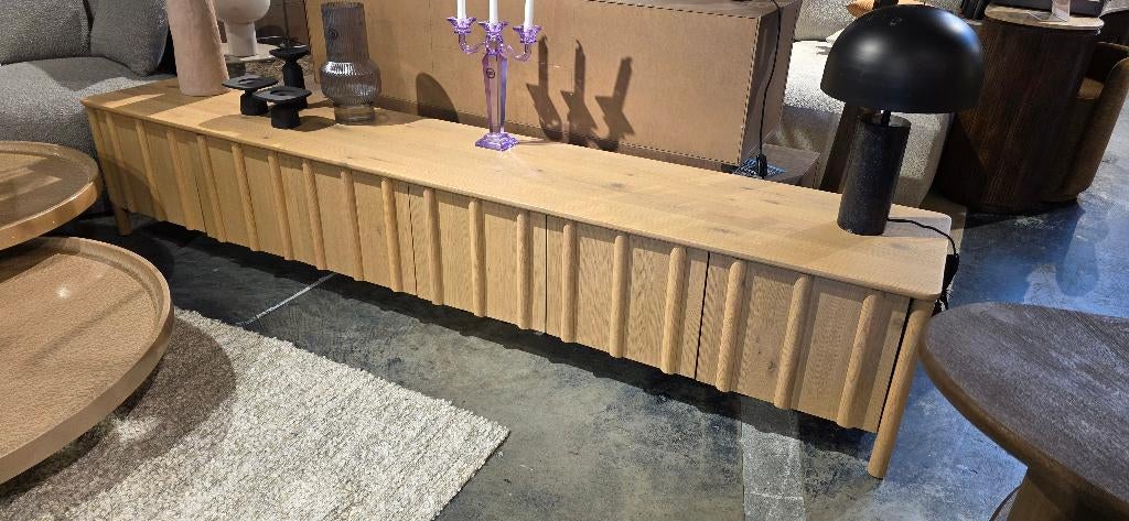 TV meubel Eikenhout 264 cm Breed – Naturel Showroomkorting, Bornsestraat, Overige materialen, Ophalen of Verzenden, Zo goed als nieuw