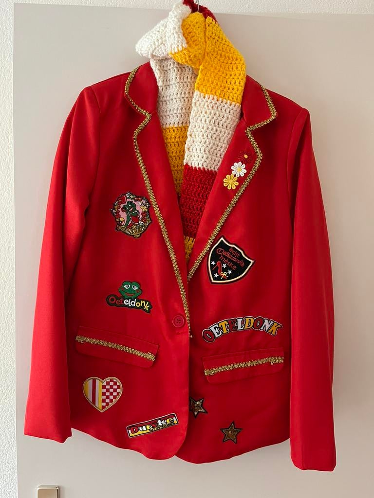 Oeteldonk jas dames maat L rood maat 40-42, Carnaval, Maat 42/44 (L), Ophalen of Verzenden, Zo goed als nieuw