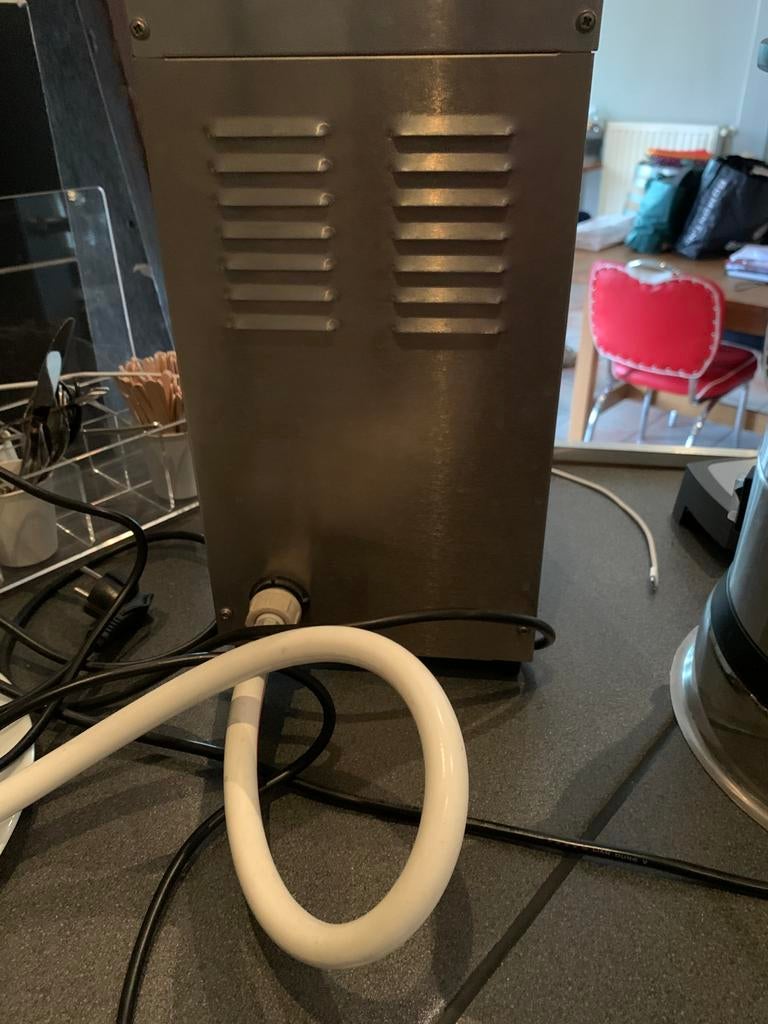 Heetwaterkoker met aftapkraan  bravilor met wateraansluiting, 2 liter of meer, Ophalen, Zo goed als nieuw
