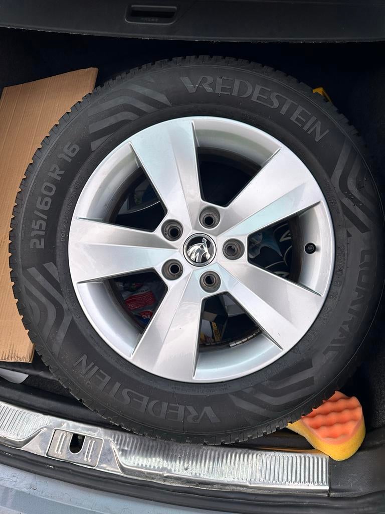 Skoda 16 inch velgen met zomerbanden, 215 mm, 16 inch, Banden en Velgen, Nieuw