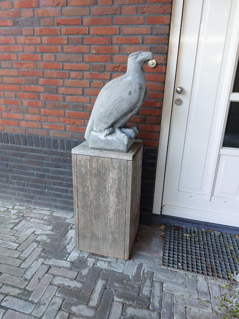 Beeld Adelaar met zuil, Ophalen, Gebruikt, Beton, Dierenbeeld