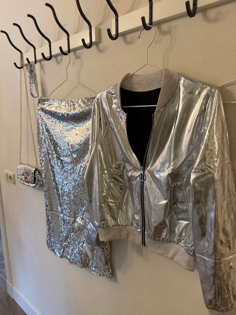 Zilveren Jasje/Kostuum Set compleet met tas, Kleding | Dames, Carnavalskleding en Feestkleding, Carnaval, Maat 42/44 (L), Ophalen of Verzenden