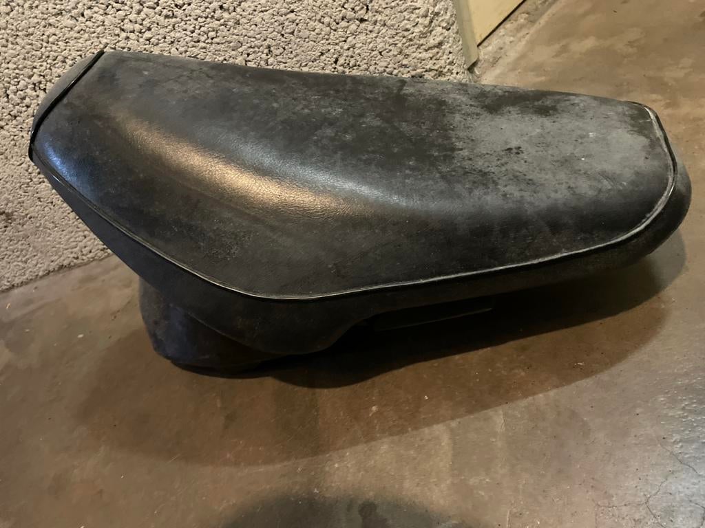 Kymco DJ Zadel met Helmbak - Gebruikt, Fietsen en Brommers, Brommeronderdelen | Scooters, Ophalen of Verzenden, Gebruikt, Zadel