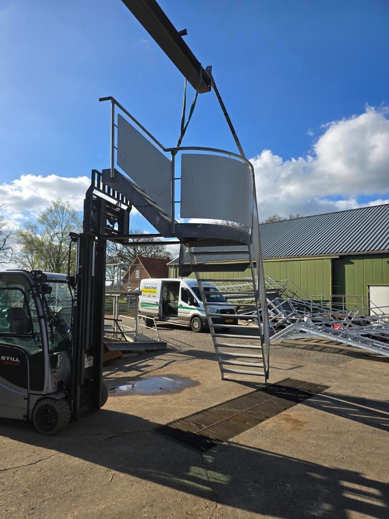 Stalen hoektrap gegalv. Hoog 3,45 mtr. Nob029, Doe-het-zelf en Verbouw, Ophalen