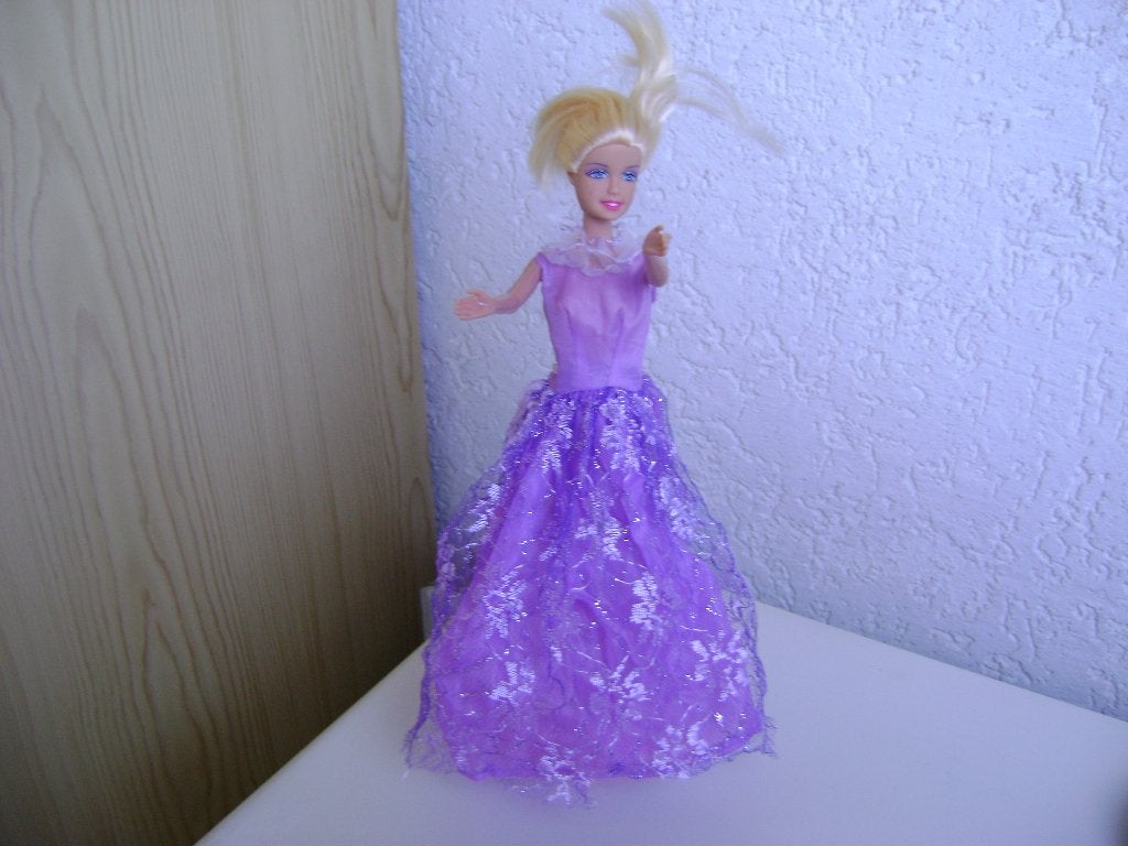 barbie met paarse lange avondjurk met dfao in hoofd, Ophalen of Verzenden, Zo goed als nieuw, Barbie