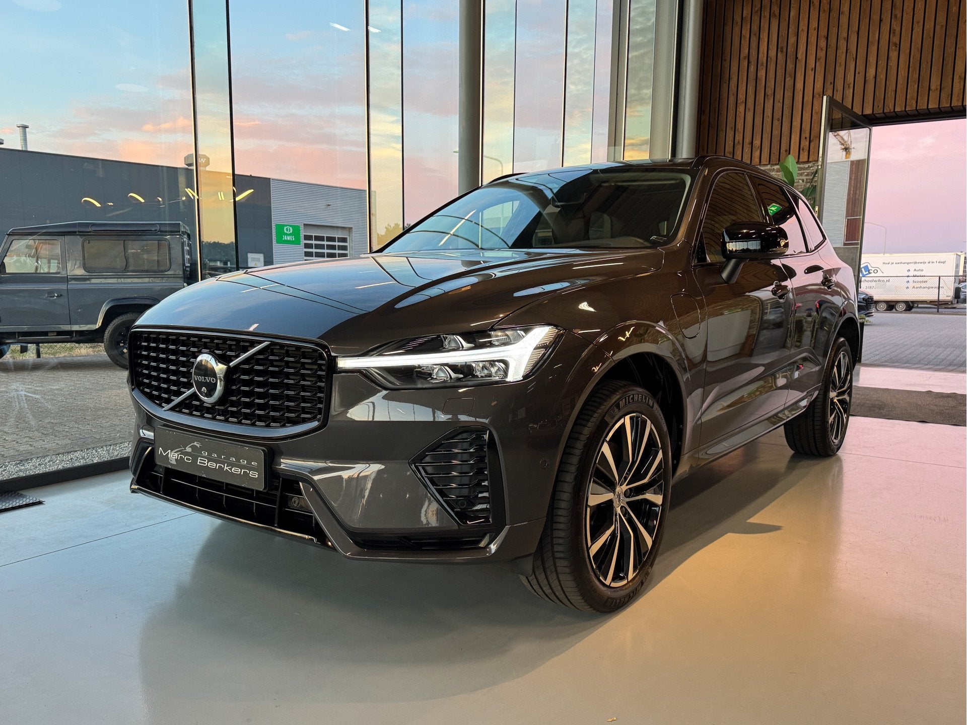 Volvo XC60 2.0 T8 Recharge R-Design, Pano , Luchtvering, Tre, Automaat, Gebruikt, 4 cilinders, 1969 cc