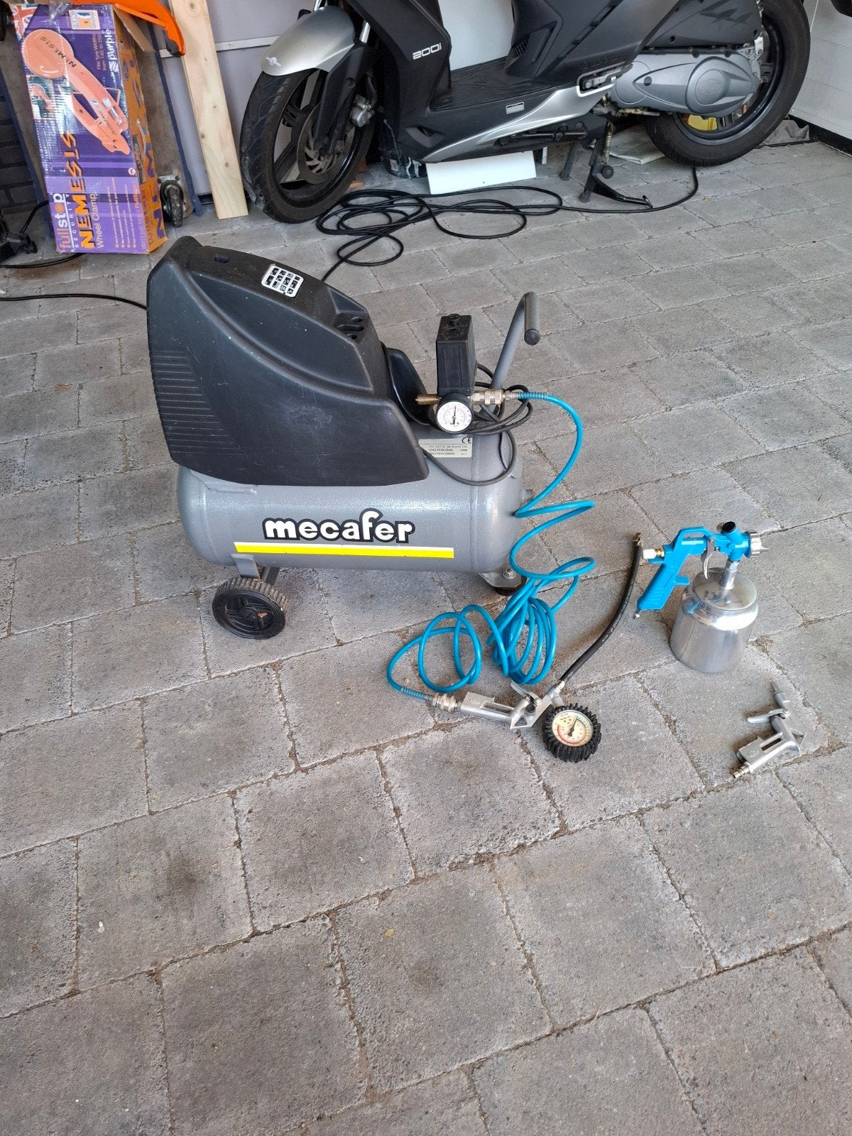 mecafer Compressor met slang, spuitpistool en spuitbeker en, Ophalen, Gebruikt, 6 tot 10 bar, Minder dan 200 liter/min
